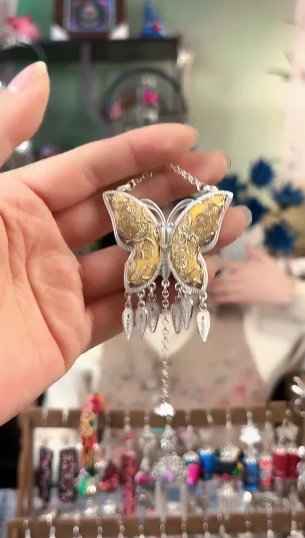 彩云南阁非遗老绣饰品344