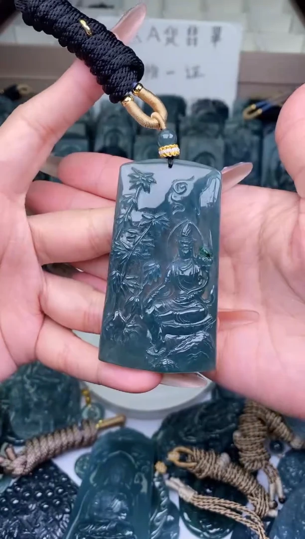 颈饰未镶嵌翡翠