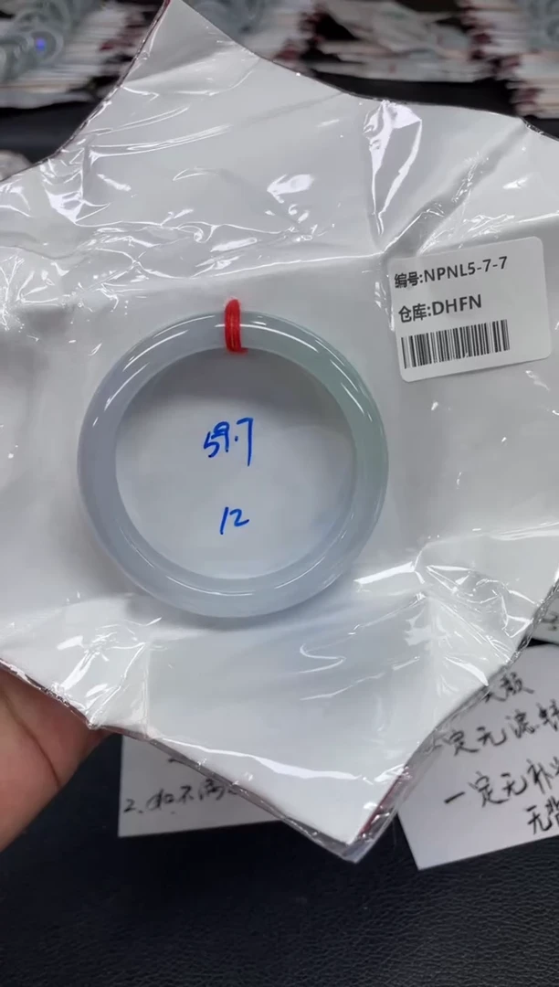 翡翠手镯未镶嵌翡翠手镯