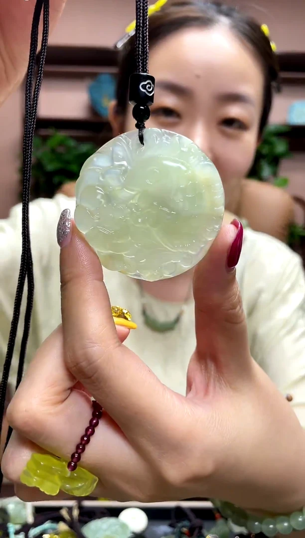 岫玉未镶嵌颈饰·