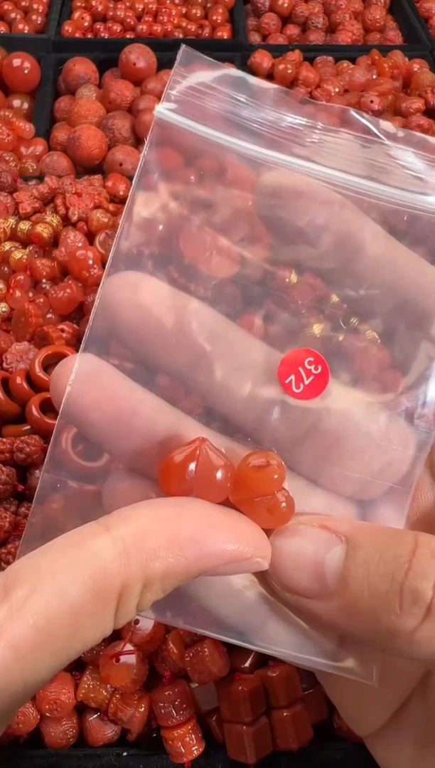 南红玛瑙未镶嵌颈饰1