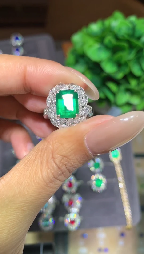 18K金镶嵌戒指祖母绿2.4CT