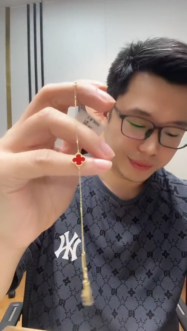 18K金镶嵌手链玛瑙/玉髓红色k黄，小单花手链