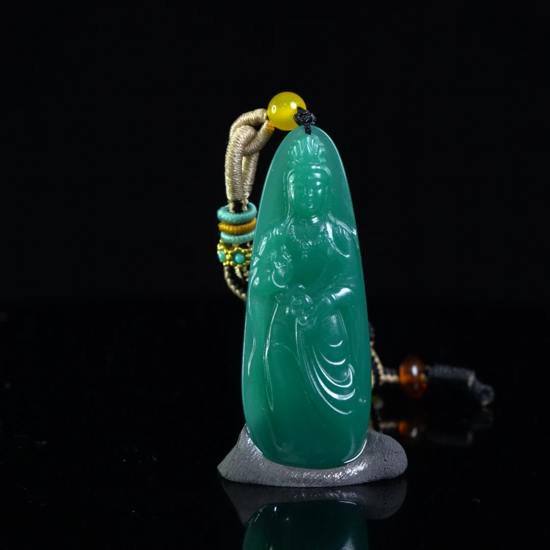 Lot.18.雅安绿菩萨挂坠16.1克5.6x2.1x0.7cm，2UV