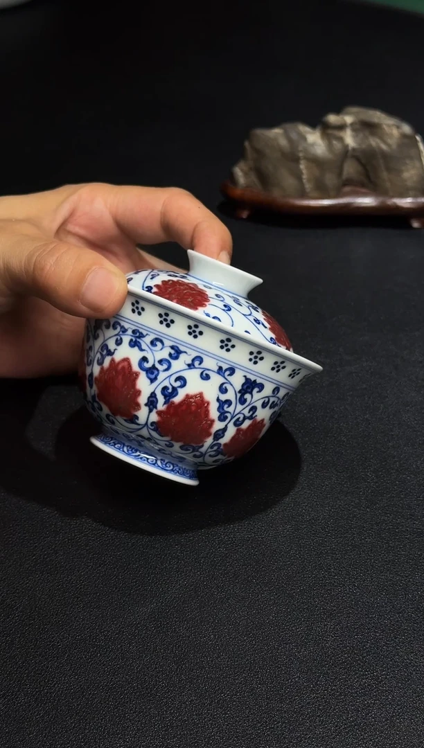 缠枝莲青花釉里红盖碗