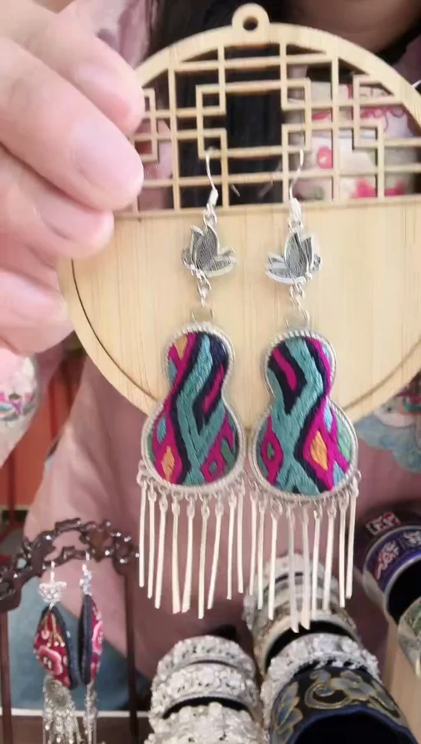 织绣非遗手工苗绣饰品71