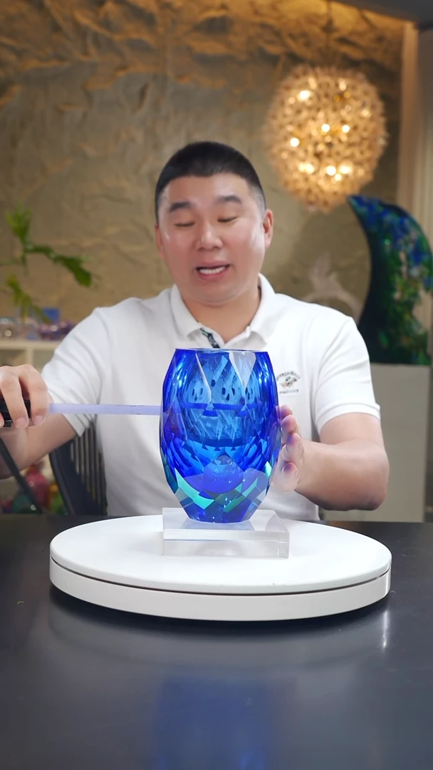 宝石蓝色切面花器