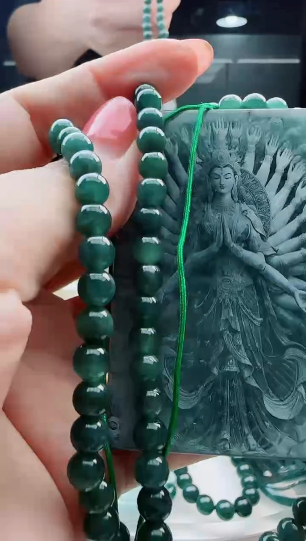 翡翠未镶嵌颈饰多样性发货其中一件