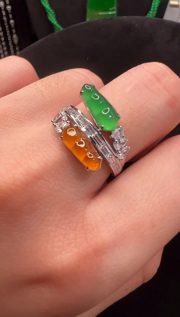 18K金镶嵌戒指翡翠高冰双彩福豆戒指