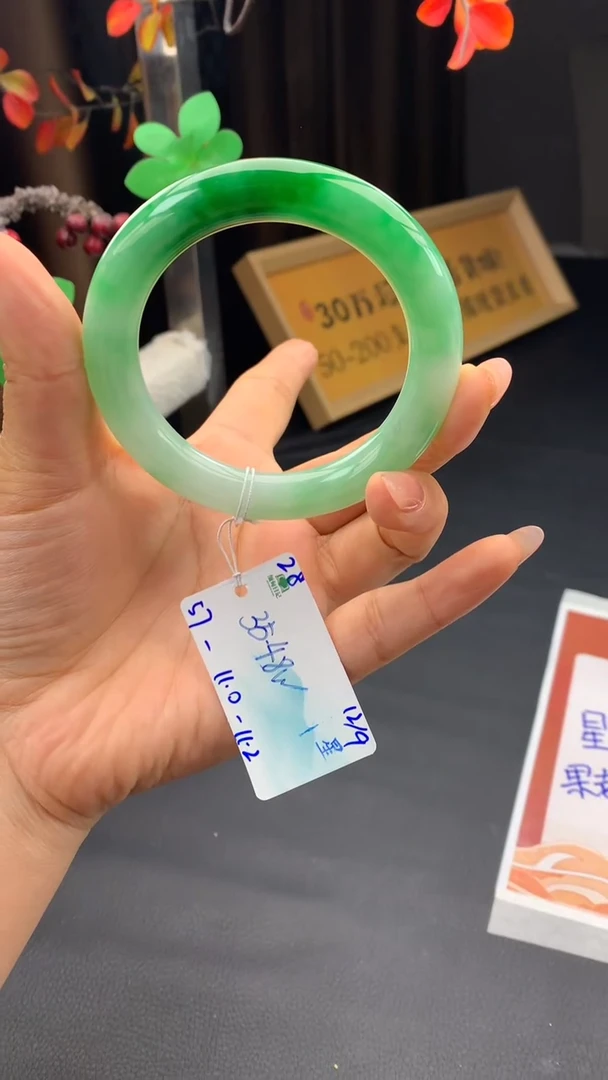 未镶嵌手镯翡翠自带#送人#，联系客服核对地址~