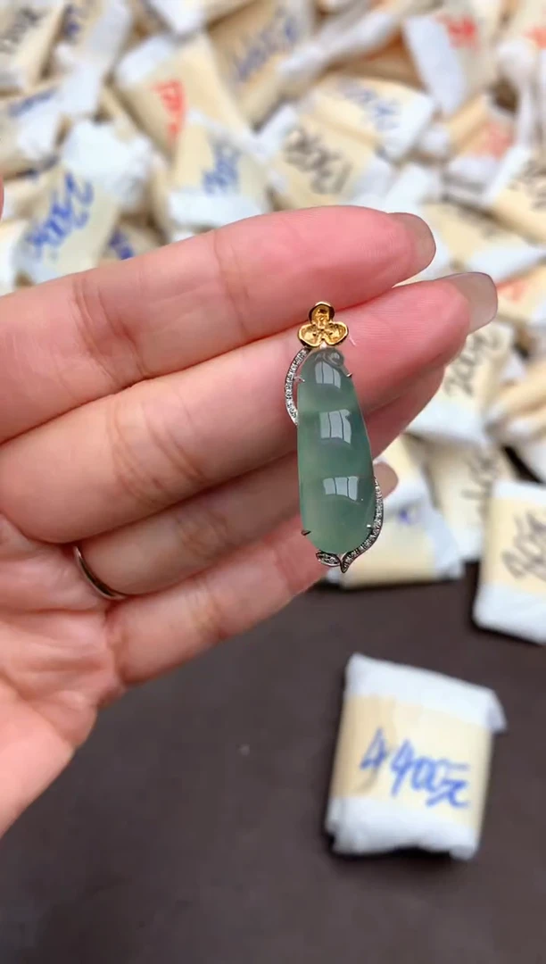 18K金镶嵌挂件翡翠一