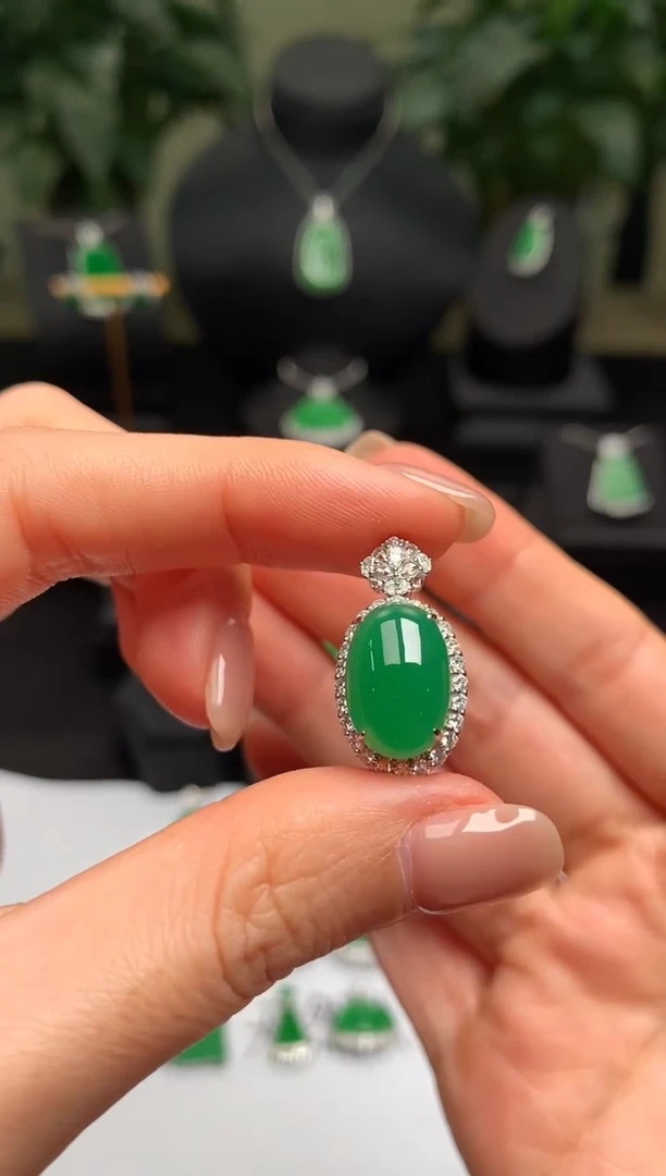 颈饰18K金镶嵌翡翠蛋面