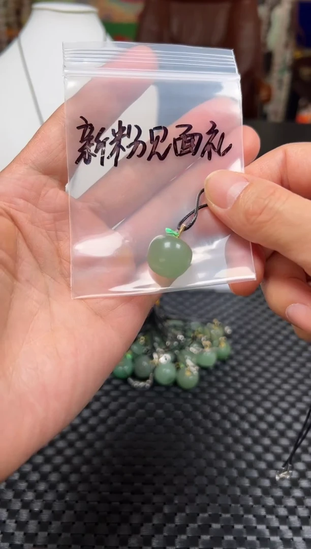 未镶嵌东陵石颈饰倔**孩吊坠