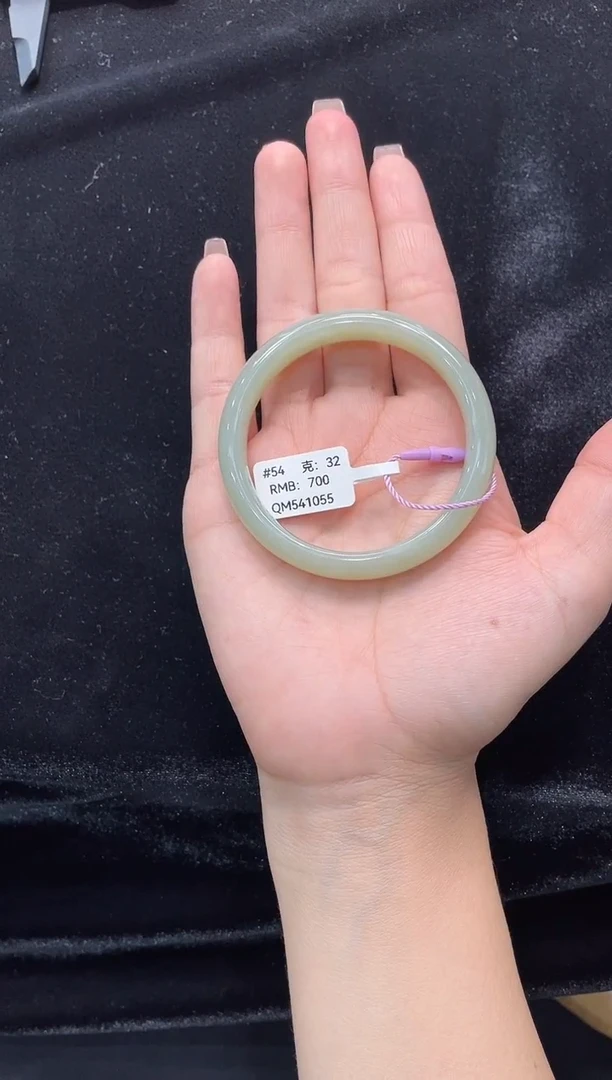 和田玉手镯未镶嵌新疆且末料青白玉54圈口上等和田玉手镯女