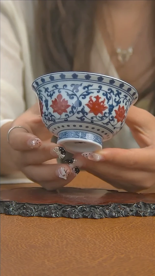 景德镇青花釉里红缠枝莲主人杯