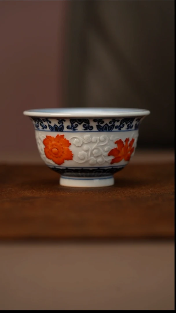 瓷又见春风青花雕刻矾红花卉压手杯