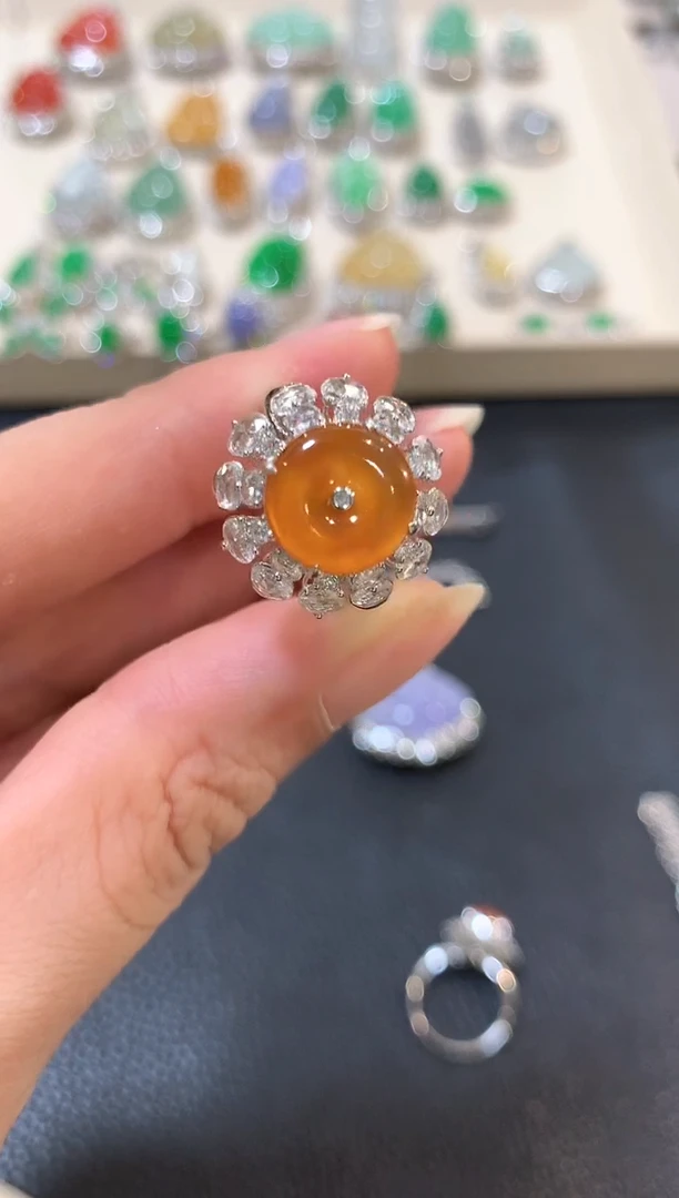 翡翠戒指18K金镶嵌叫****谓n6