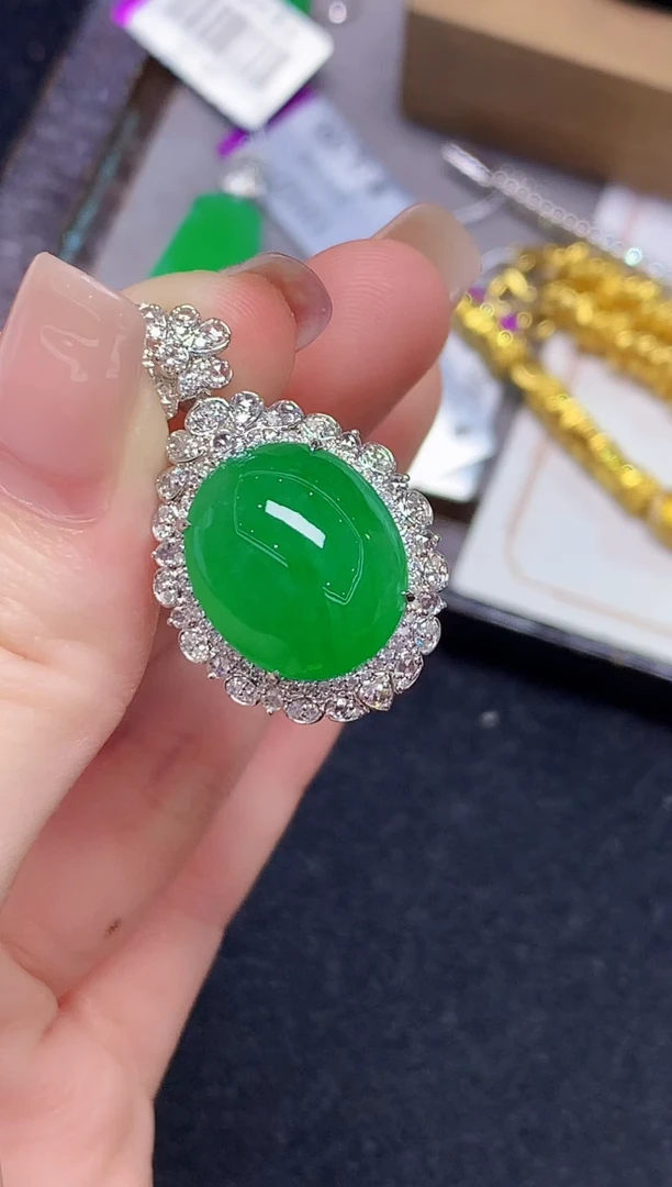 吊坠(不含链)18K金镶嵌翡翠多样性发其一