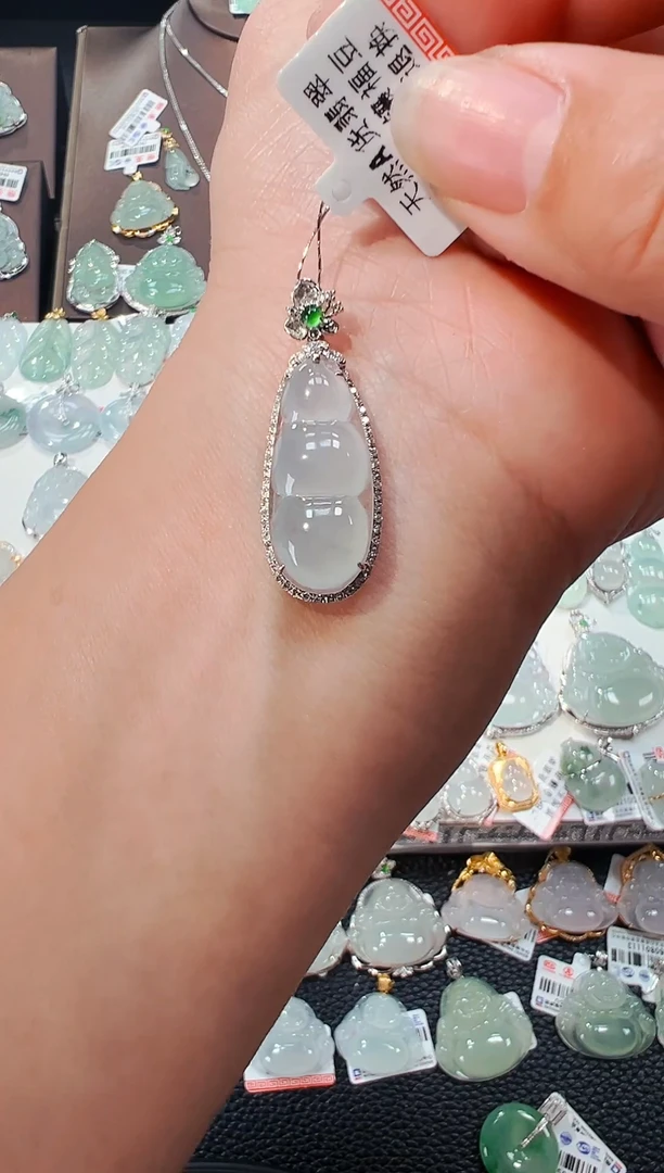 【闪购商品】翡翠吊坠(不含链)18K金镶嵌福豆吊坠1139