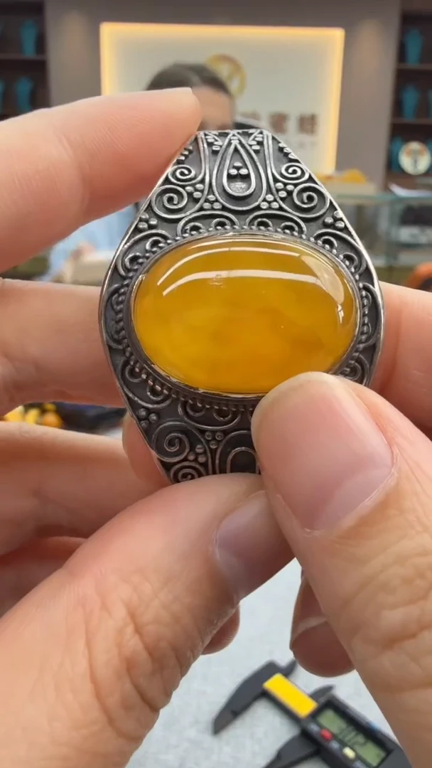 未镶嵌琥珀手镯359秒拍号 假一罚三