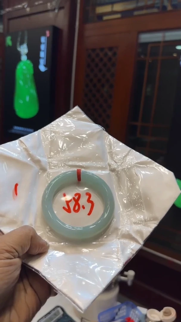 未镶嵌手镯翡翠手镯包容价