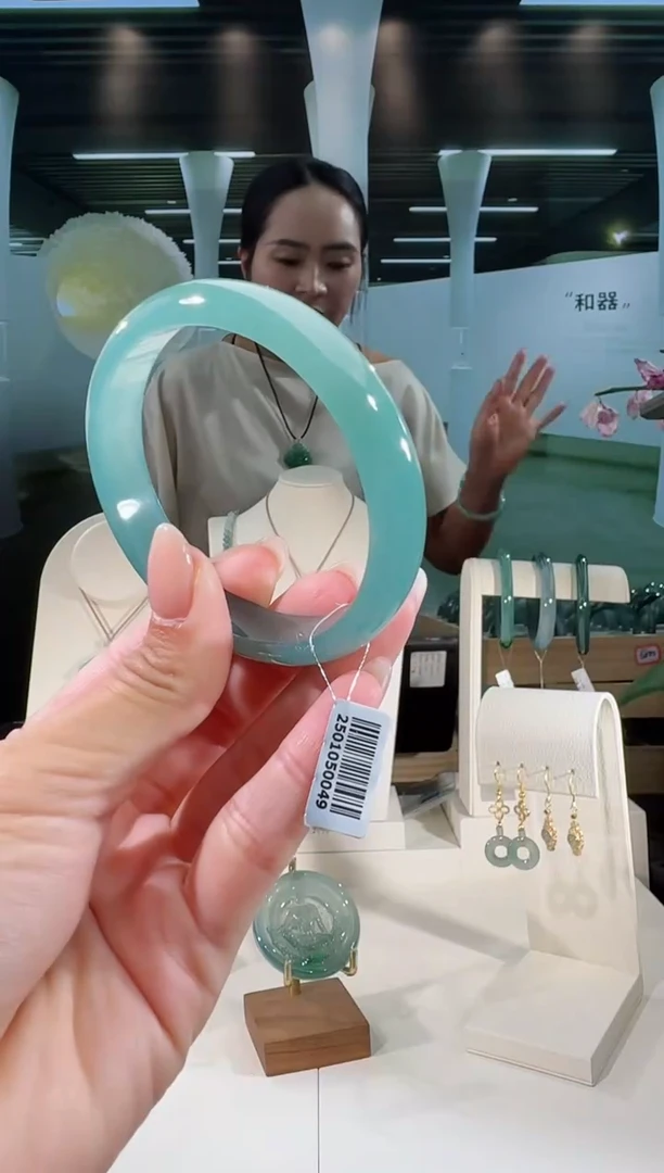 翡翠手镯未镶嵌56圈