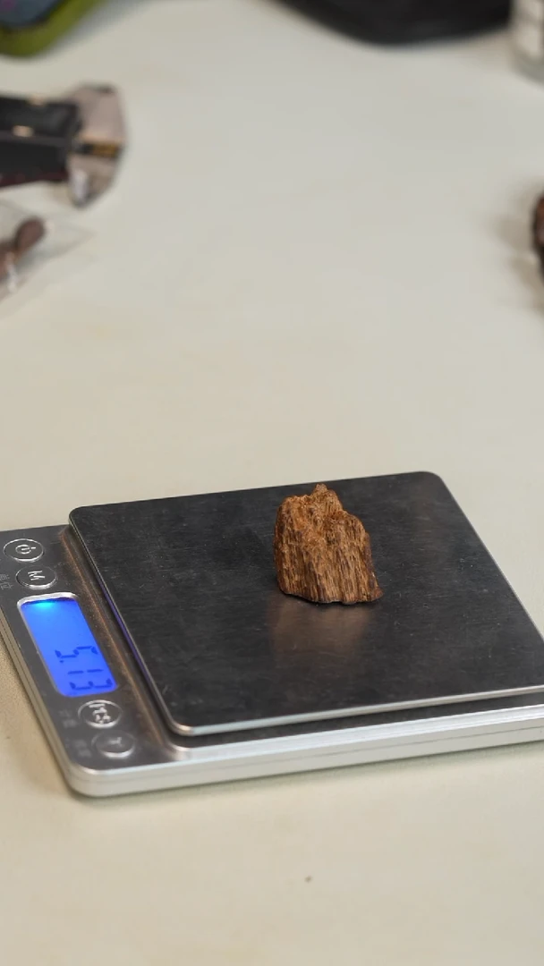 沉香沉香碎屑森红土沉水料5.1克