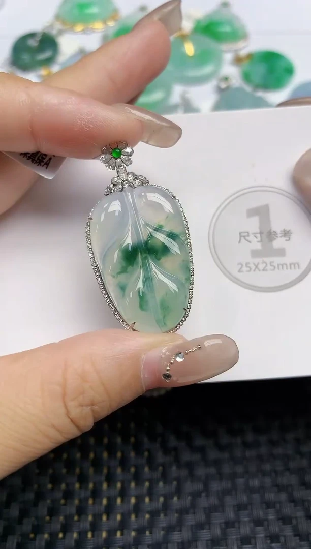 颈饰18K金镶嵌翡翠卡*天然缅甸A货翡翠百元以上9元证书费自理