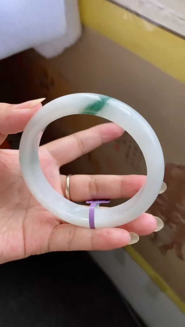 翡翠手镯未镶嵌（天漏）冰胶白底飘花13号有纹