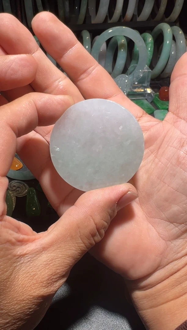 颈饰未镶嵌翡翠自*鸟翡翠镯心。