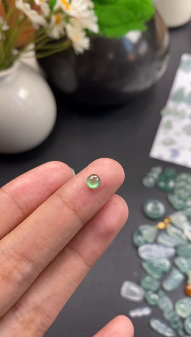 颈饰未镶嵌翡翠冰绿蛋面