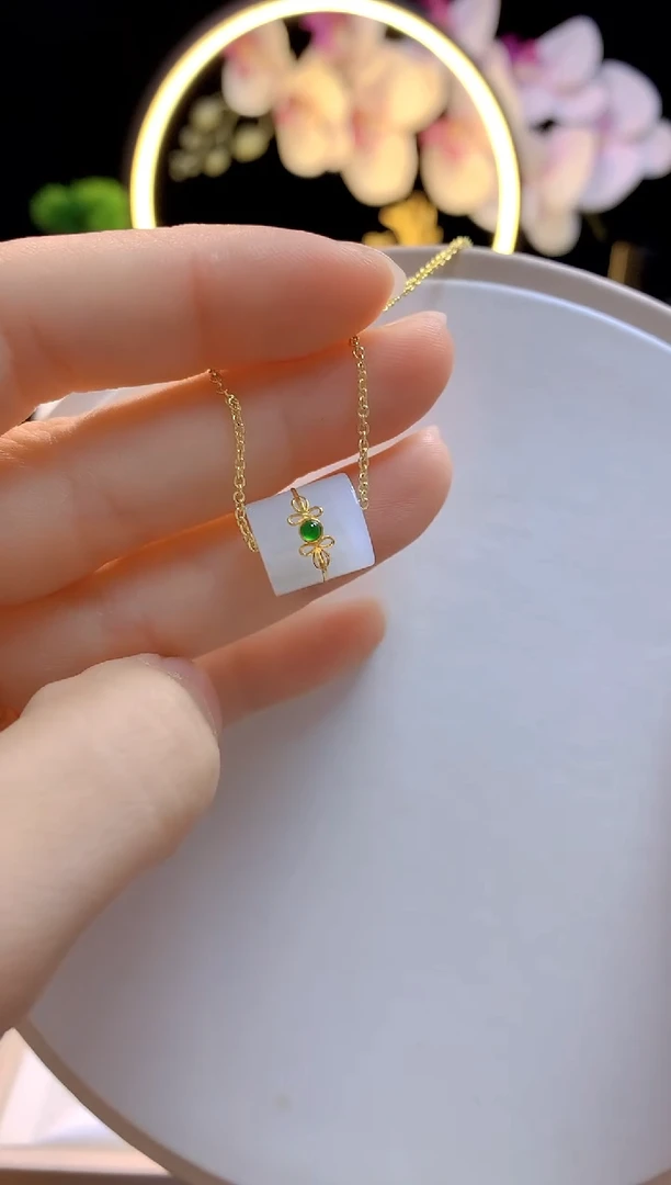 吊坠(赠链)18K金镶嵌和田玉白玉路路通