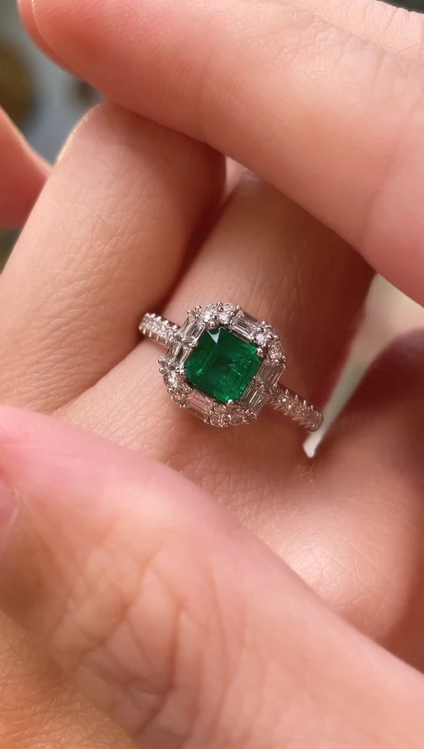 18K金镶嵌戒指祖母绿阿富汗沃顿主石：0.72ct