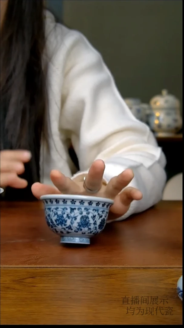 其他瓷仿明缠枝莲双狮小压手杯（柴窑）  679号