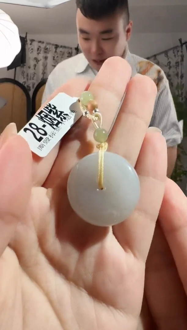 颈饰未镶嵌和田玉烟紫扣