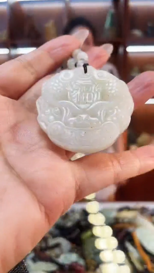 未镶嵌蛇纹石玉吊坠