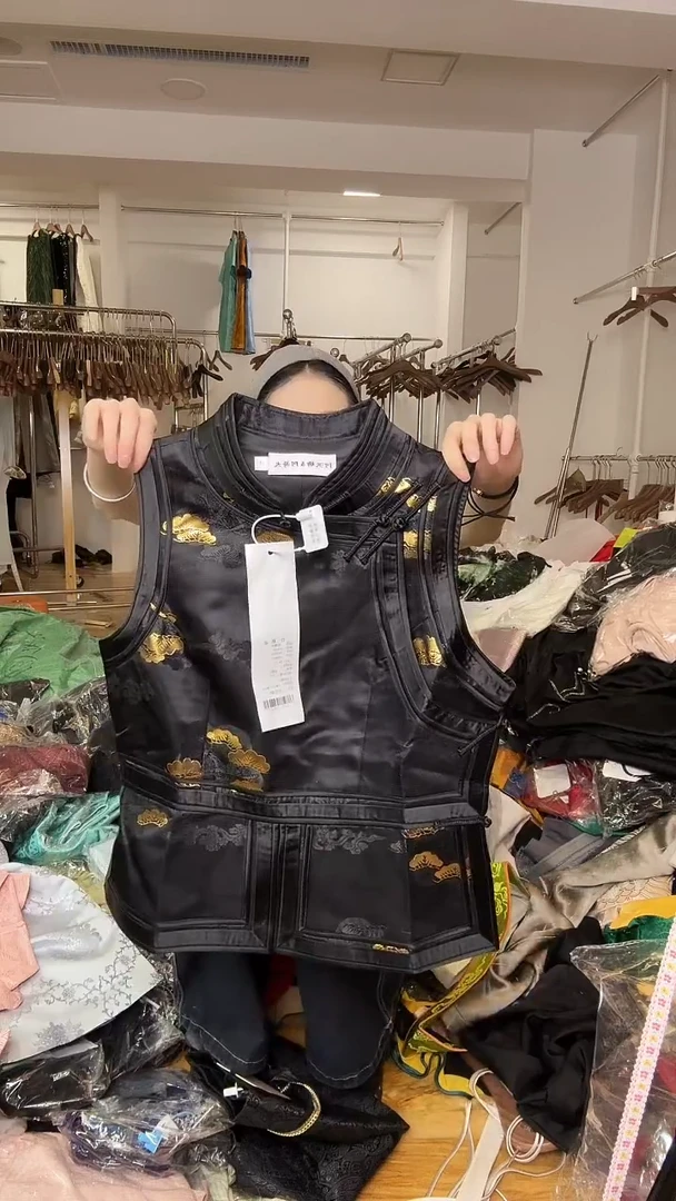 马甲       M码       80-105斤