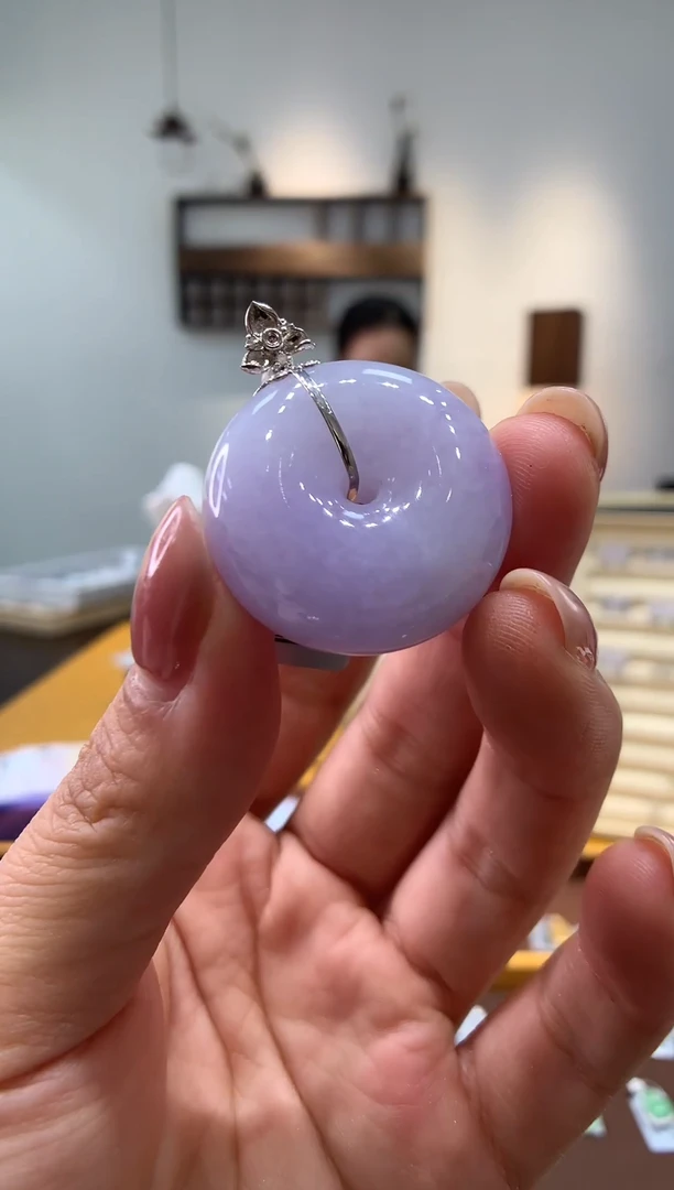 颈饰18K金镶嵌翡翠平安扣