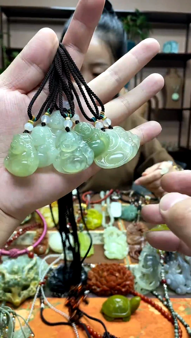 未镶嵌岫玉吊坠多样性发货发其中之一