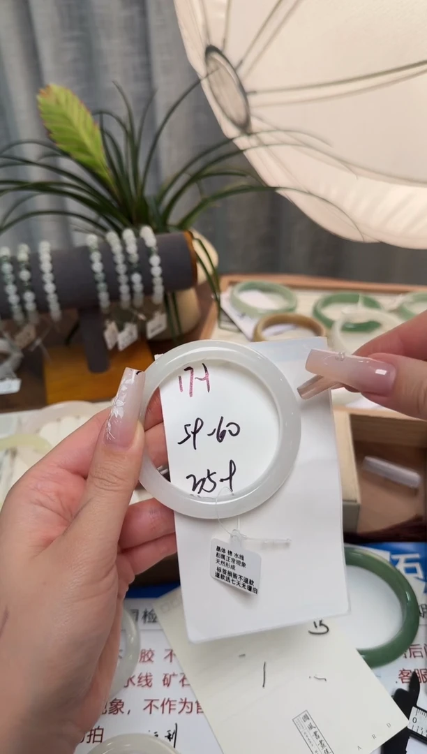 未镶嵌手镯石英质玉171