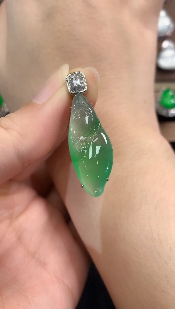 翡翠18K金镶嵌吊坠(不含链)春日珠宝 D41