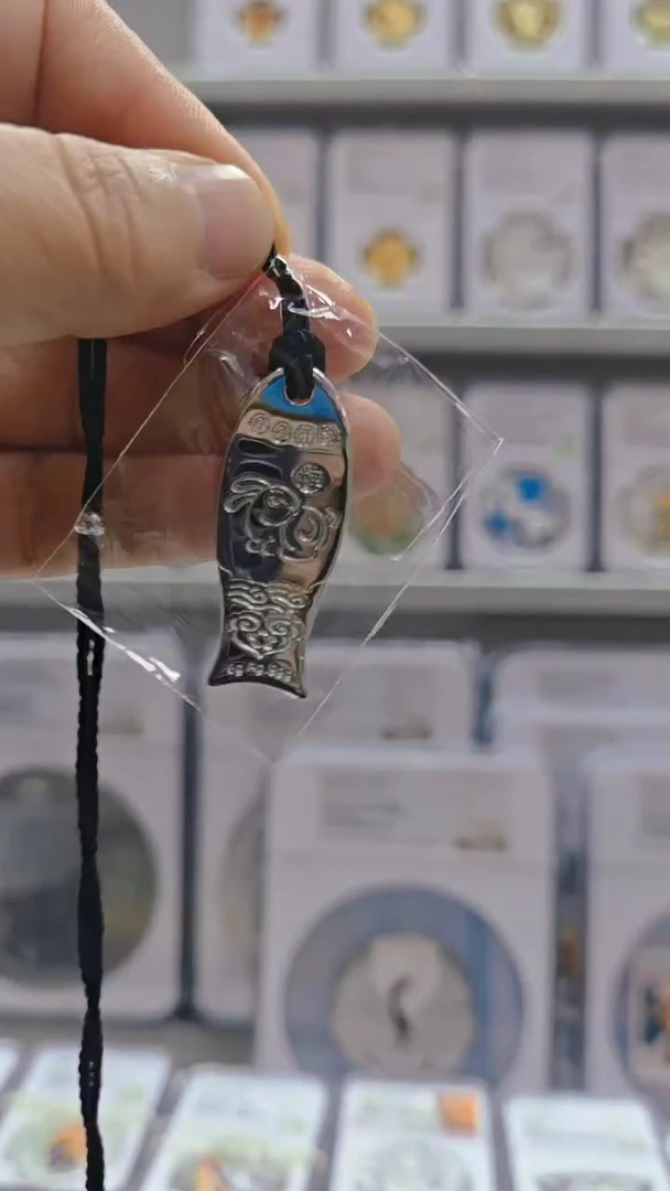 纯银兔年银章6克 盒证全 盒子坏了