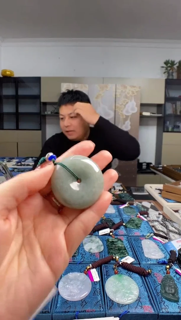颈饰未镶嵌翡翠  多样性发其一