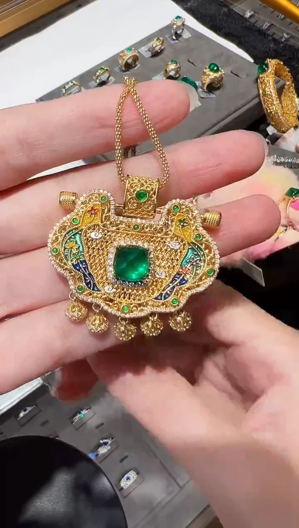 吊坠(赠链)18K金镶嵌祖母绿珐琅如意2.89ct
