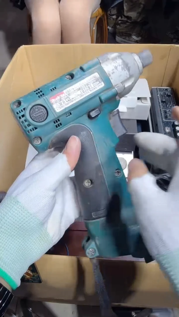 8新蓝*   840中古商品，瑕疵品，不保好坏。