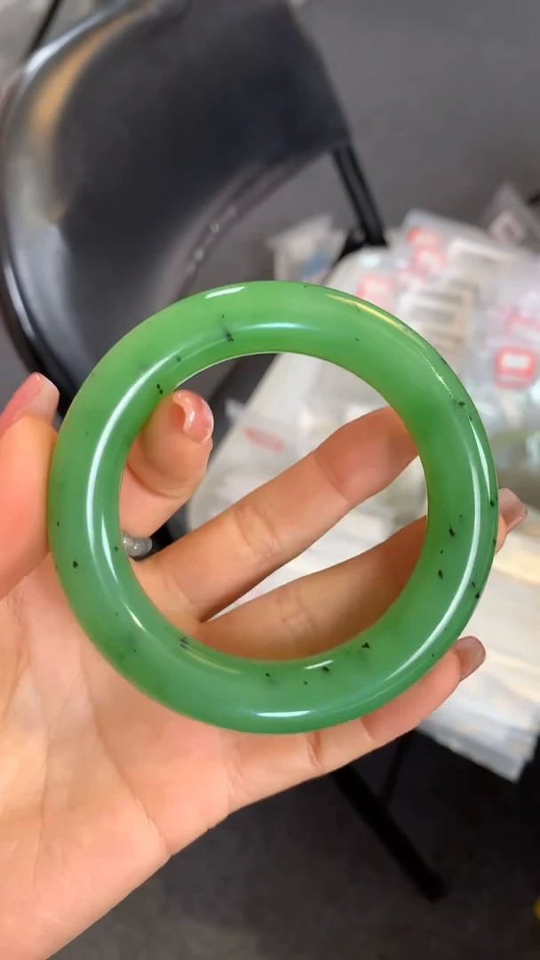 【闪购商品】和田玉手镯未镶嵌碧玉果绿胖圆53