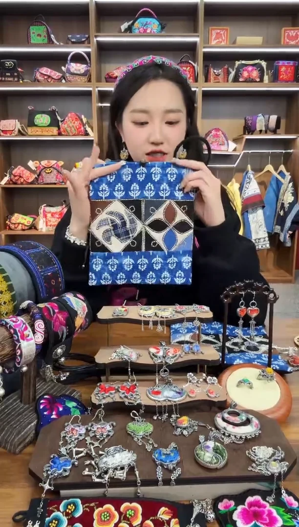 【闪购商品】织绣A48蒙阿苏苗绣传承