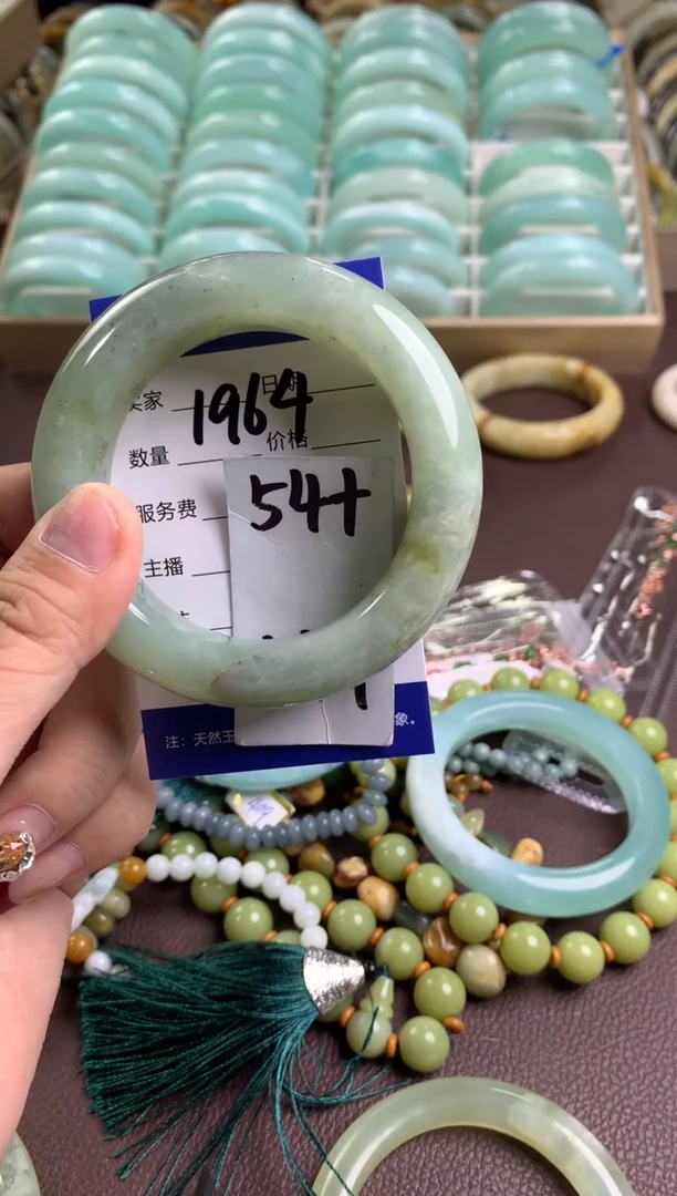 【闪购商品】蛇纹石玉手镯未镶嵌1964