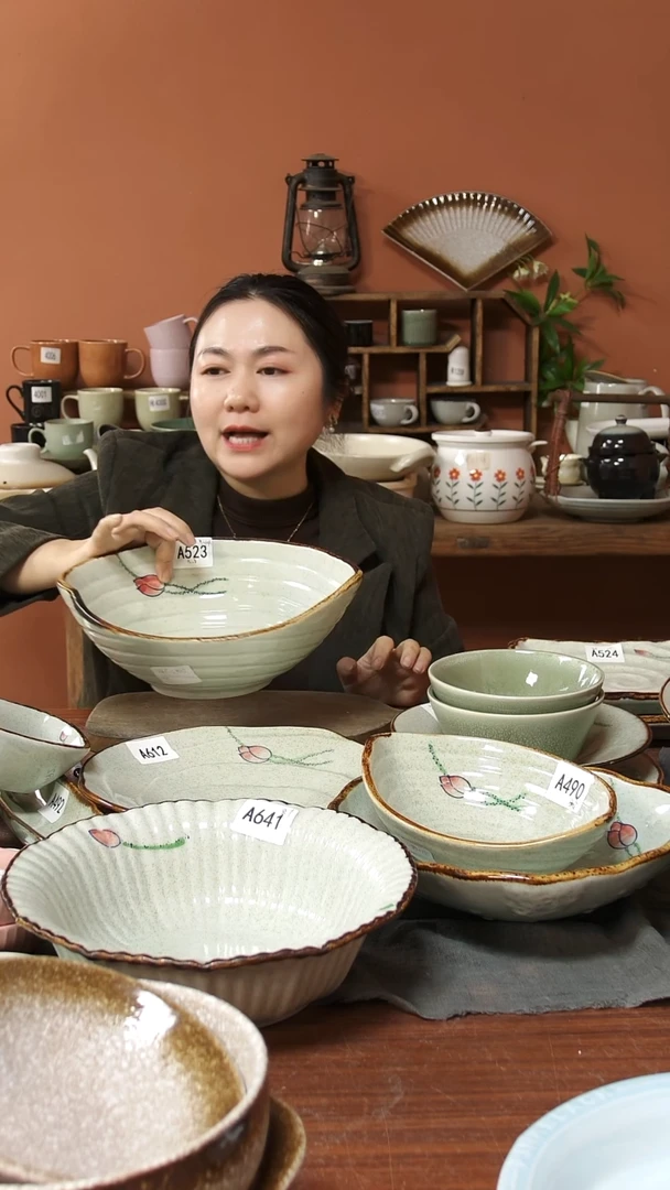 陶瓷A523 一只手绘荷花黑点大元宝碗28.5*21*11可能微瑕