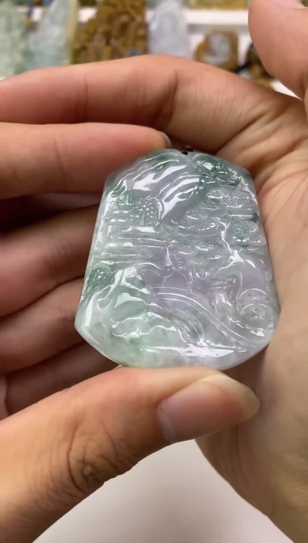 翡翠未镶嵌颈饰偏***着天然翡翠